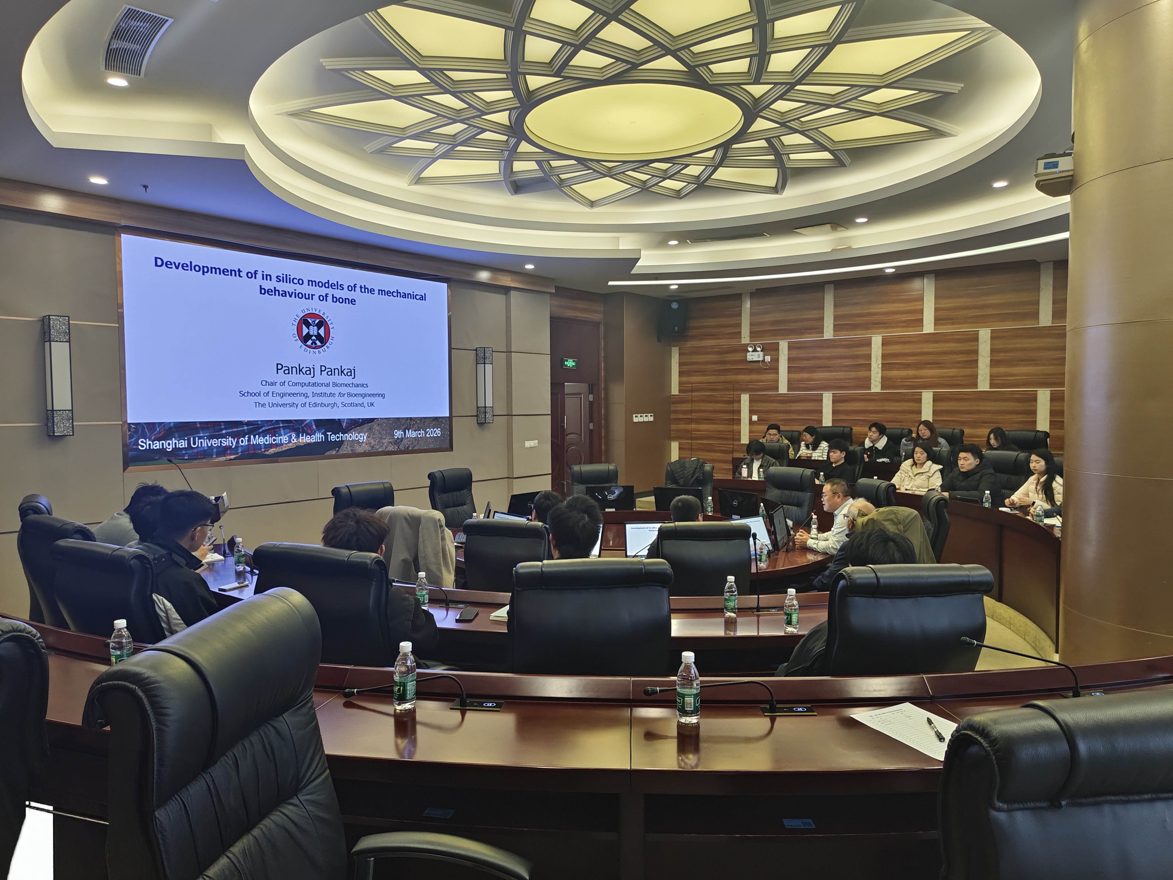  Pankaj教授是英国爱丁堡大学计算生物力学首席教授，也是国际生物力学领域知名学者，其在该校创立跨学科计算生物力学研究团队，长期深耕数值方法在临床生物力学问题中的应用研究，尤其聚焦骨骼力学仿真模型、骨-植入体系统力学分析等方向。曾在欧美亚多国顶级临床会议发表主旨演讲，2022年获WIROC Global的KT Dholakia金奖，担任2024年欧洲生物力学学会大会主席，作为苏黎世Collegium Helveticum资深校友研究员，在计算生物力学的临床转化与国际学术交流中发挥重要作用，相关研究为骨生物力学领域的技术突破与临床应用提供了关键支撑。